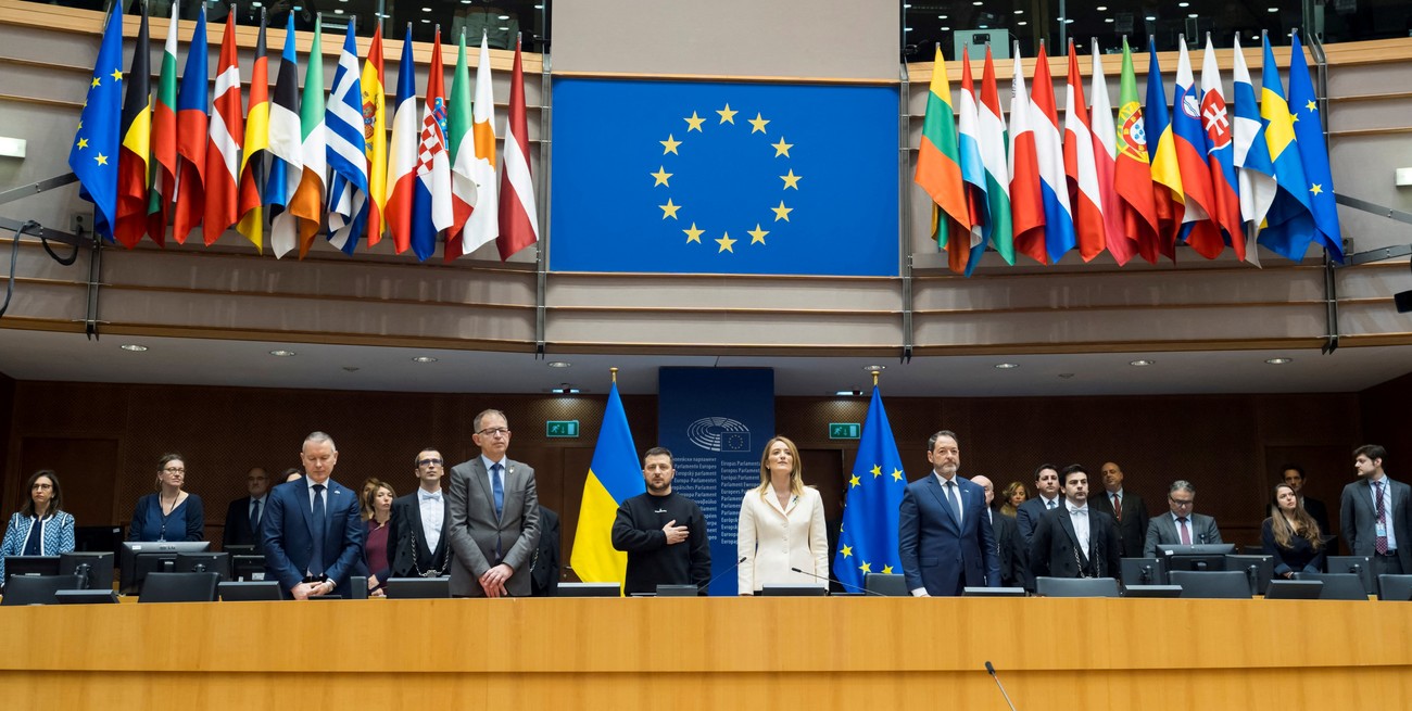 Volodimir Zelenski este jueves en el Parlamento Europeo junto a la presidenta Roberta Metsola. Crédito: Daina Le Lardic / Reuters
