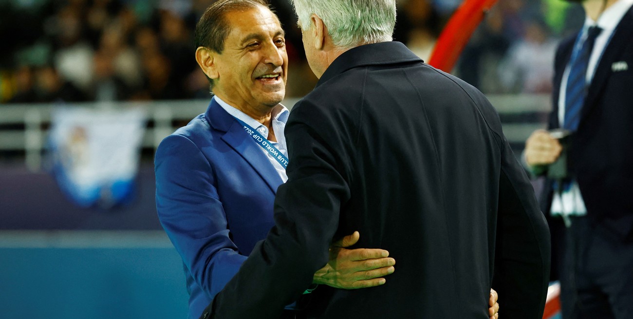 El saludo entre Ramón Díaz y Carlo Ancelotti en la previa. Crédito: Susana Vera / Reuters