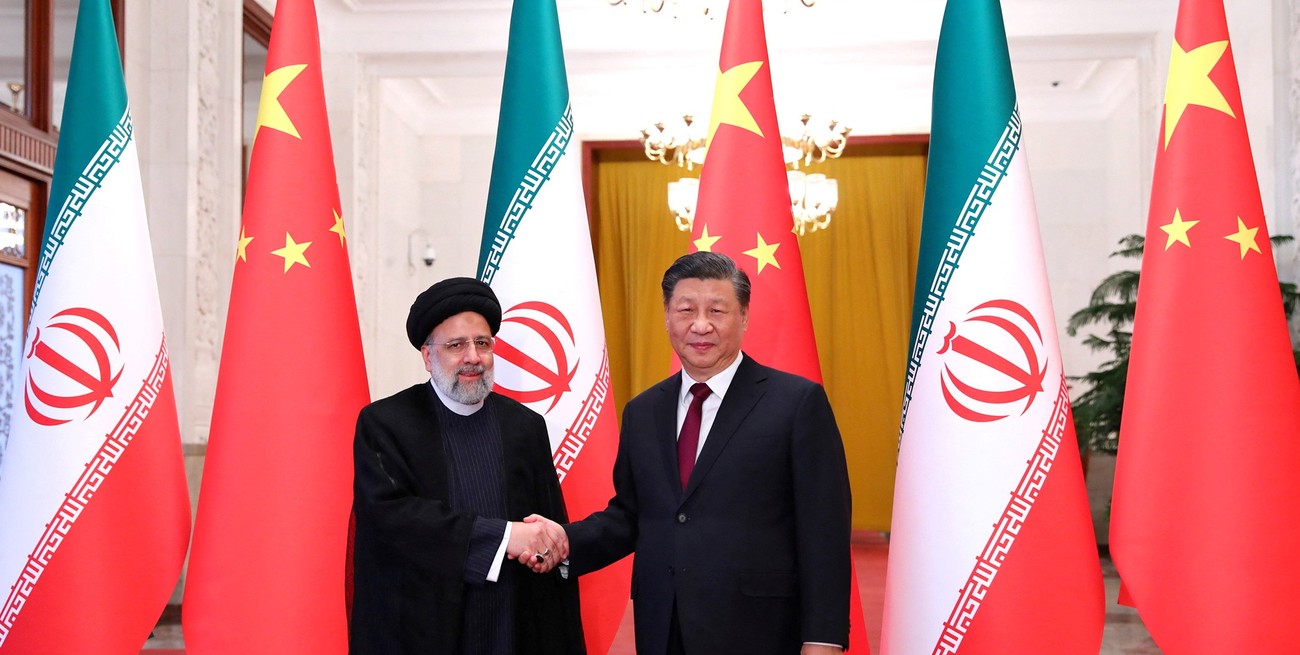 Ebrahim Raisi, presidente iraní, fue recibido este miércoles por su par Xi Jinping en China. Crédito: Reuters