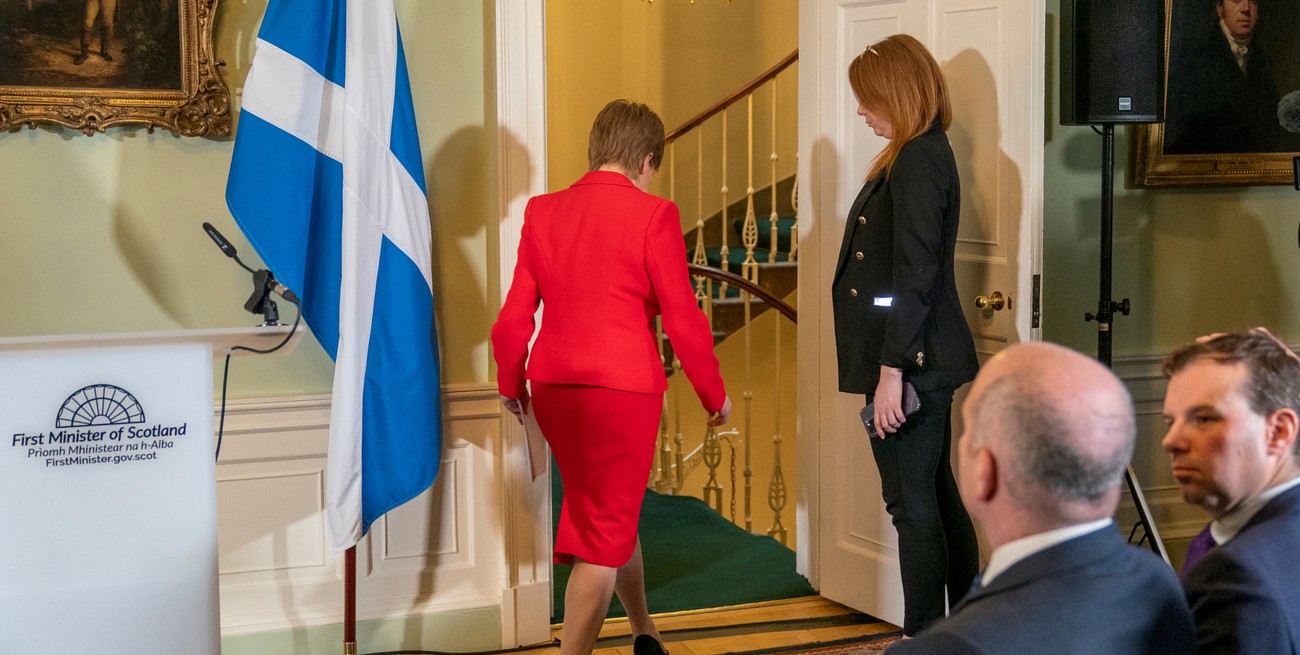 Sturgeon se retira de la conferencia en la Bute House. Crédito:Jane Barlow / Reuters