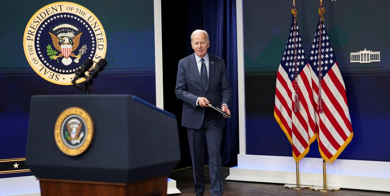 Biden este jueves ingresando a la conferencia de prensa. Crédito: Kevin Lamarque / Reuters