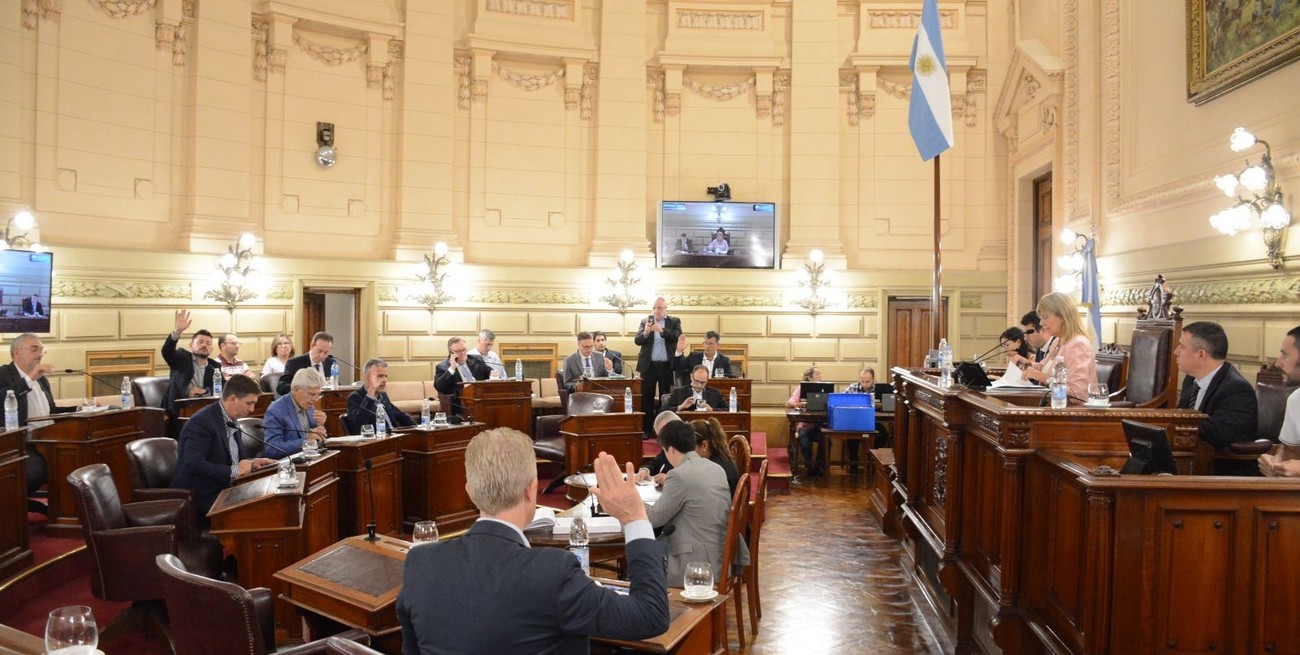 Sin temas de fondo urgentes, la Cámara alta santafesina retomó sus sesiones. Completó la sanción de una ley que autoriza al gobernador Omar Perotti y la vicegobernadora Alejandra Rodenas a ausentarse del país en 2023. Crédito: Prensa Cámara de Senadores