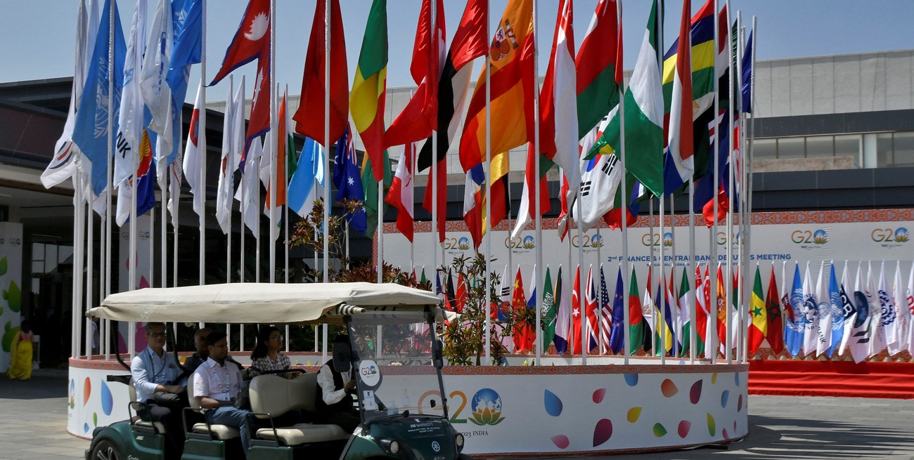 Delegados viajan en buggy dentro del predio de la reunión de los funcionarios financieros del G20. Crédito: Samuel Rajkumar / Reuters
