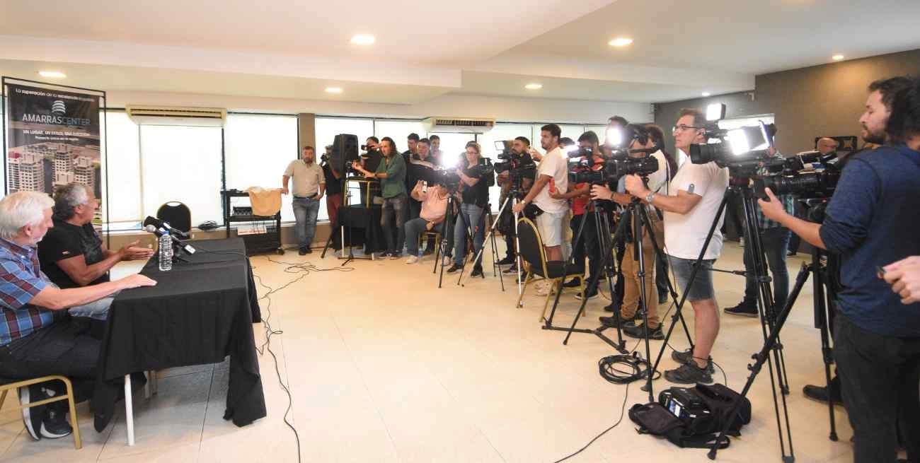 El "efecto Gorosito". Hacía mucho tiempo que la presentación de un entrenador en el Mundo Colón no generaba la expectativa que despertó la llegada de "Pipo", no sólo en los medios locales sino con amplia cobertura nacional. Créditos: Manuel Fabatía.