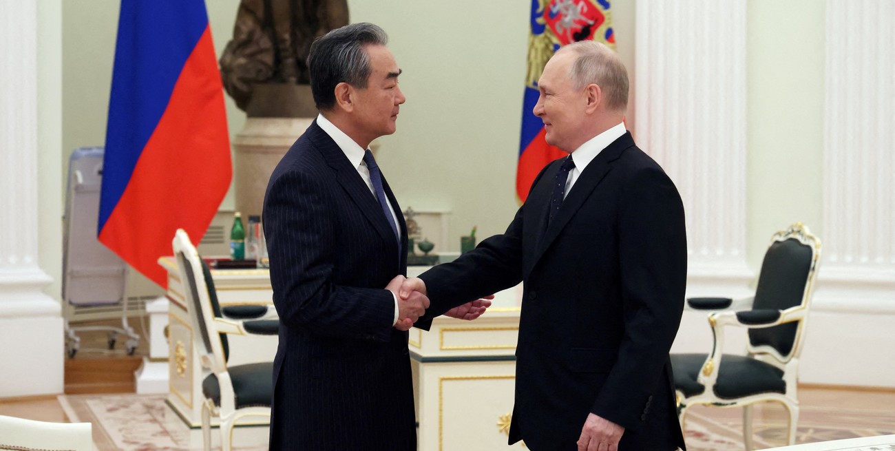 Wang Yi junto a Vladimir Putin este jueves. Crédito: Sputnik/Anton Novoderezhkin