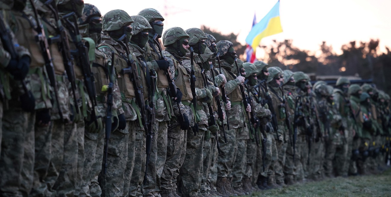 Reclutas militares ucranianos participaron de oraciones, bendiciones y un minuto de silencio junto a las tropas británicas y canadienses en el este del Reino Unido. Crédito: Henry Nicholls / Reuters