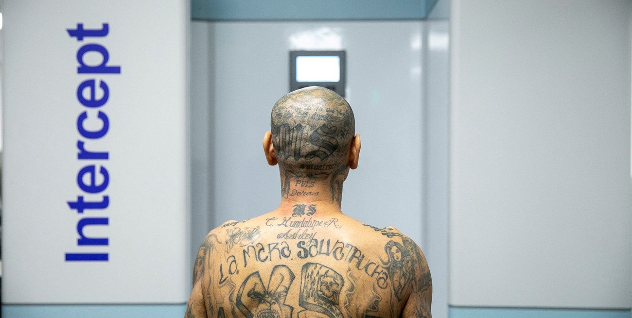 Un detenido a la espera de una de las instancias de control. Crédito: Secretaría de Prensa de la Presidencia
