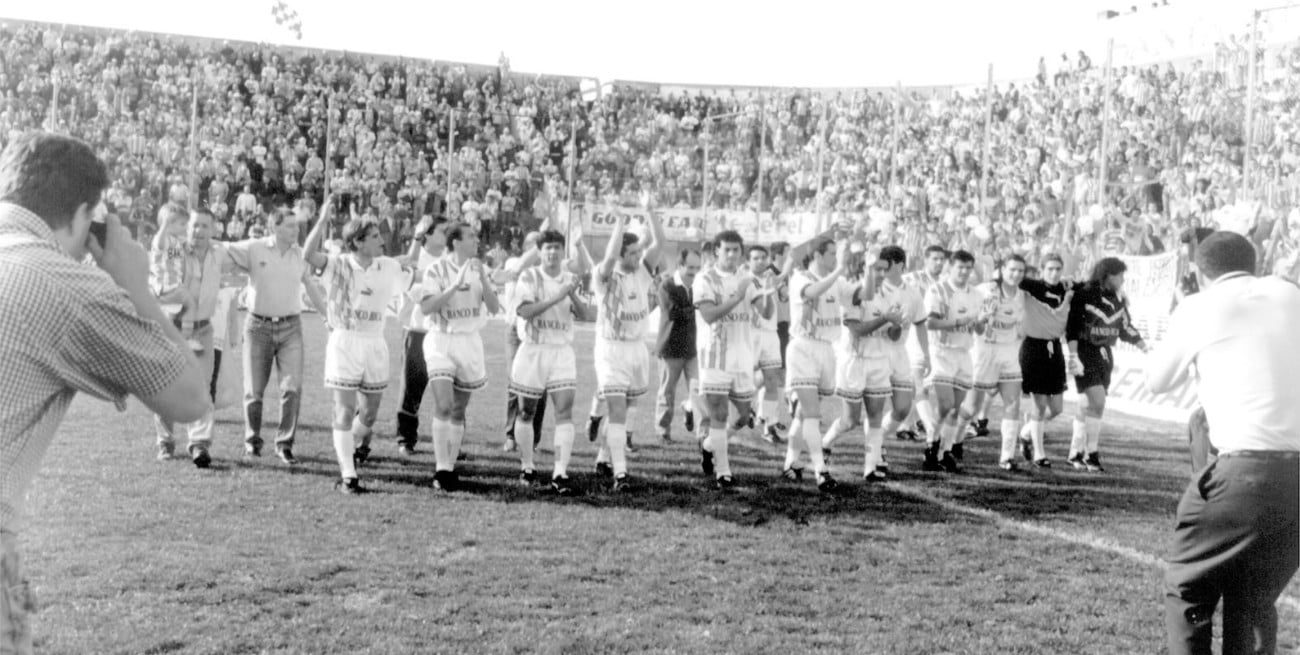 Su momento de gloria: el día que Unión ascendió en 1996 y el abrazo con Angel Malvicino.