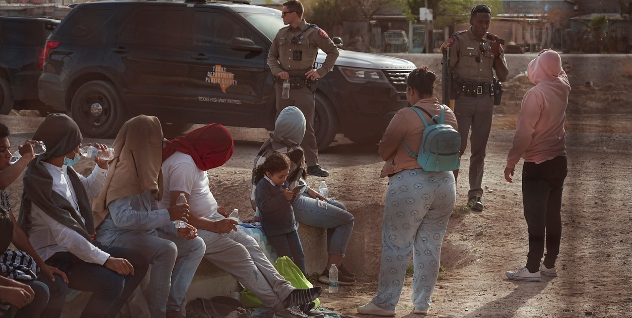 Migrantes ilegales detenidos por la policía de Texas tras cruzar la frontera. Crédito: Paul Ratje / Reuters