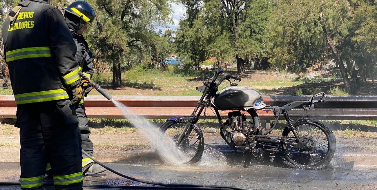 Así quedó la moto, luego del accionar de bomberos.