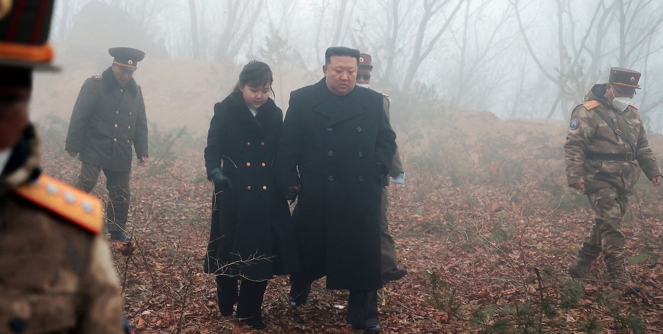 El líder supremo Kim Jong-un junto a su hij Kim Ju-ae. Crédito: Agencia Telegráfica Central de Corea (KCNA)