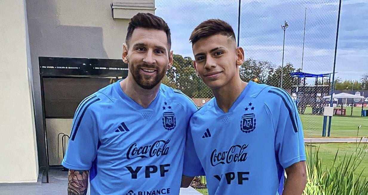 Echeverri entrenó con el seleccionado mayor durante su última estadía en el predio de Ezeiza.