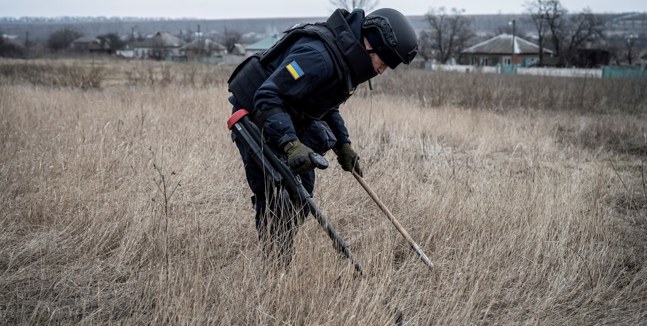Los detectores de metales complementan la labor. Crédito: Viacheslav Ratynskyi / Reuters
