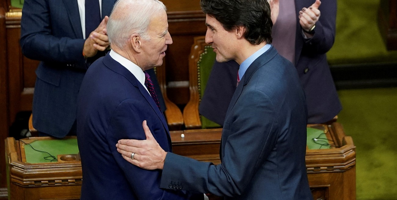 Joe Biden junto a Justin Trudeau, presidente de Canadá. Crédito: Kevin Lamarque / Reuters