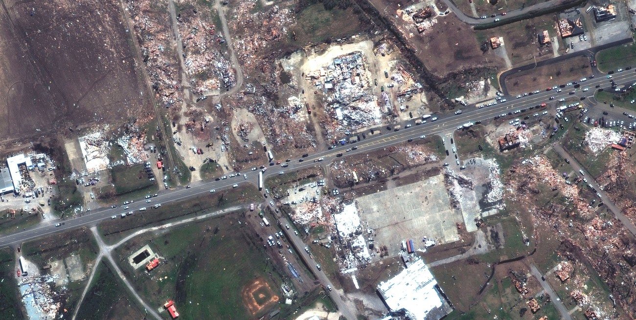 Una imagen satelital muestra una descripción general de los edificios destruidos después de un tornado. Crédito: Maxar Technologies