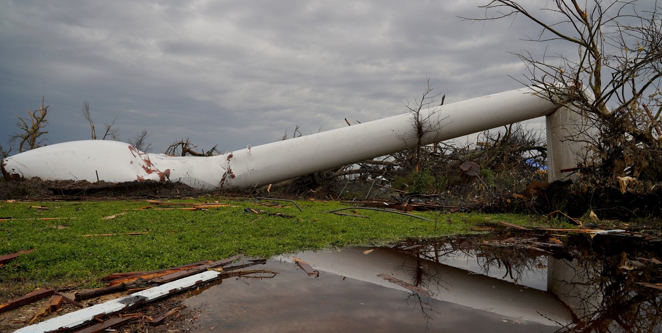Se ve una torre de agua caída después de tormentas eléctricas que generaron fuertes vientos. Crédito: Cheney Orr / Reuters