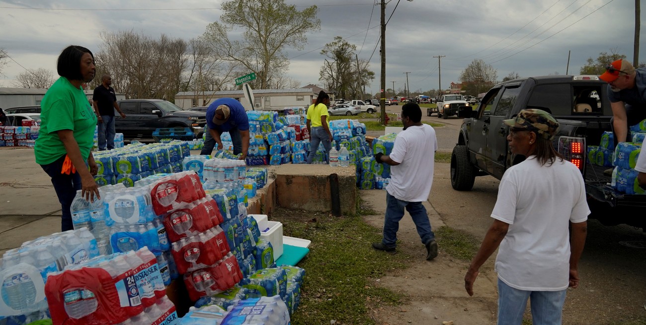 Voluntarios recolectan y distribuyen agua después de tormentas eléctricas. Crédito: Cheney Orr / Reuters