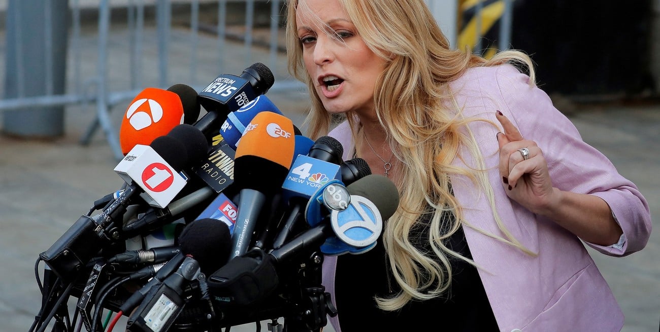 Stephanie Clifford, alias Stormy Daniels, en una conferencia de prensa de Nueva York. Crédito: Lucas Jackson / Reuters