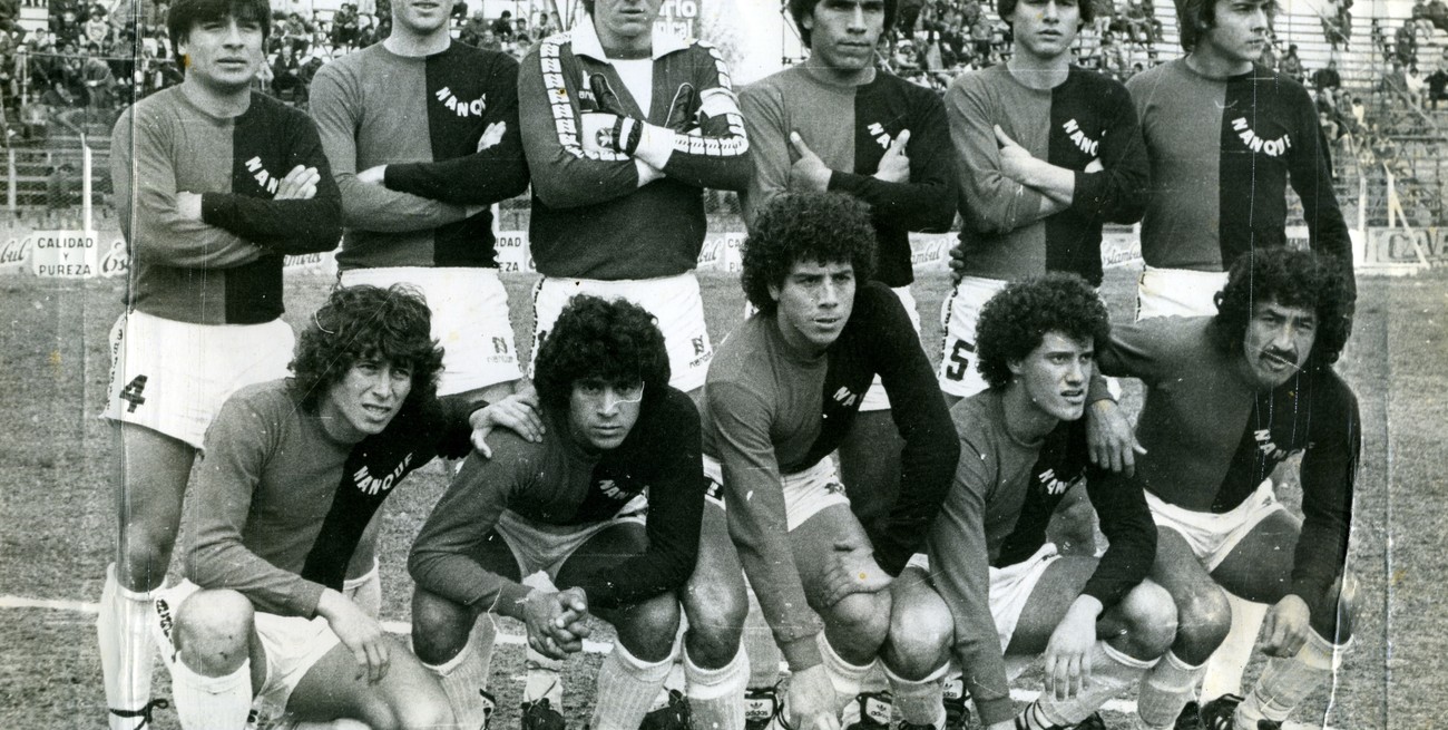 Esta foto es de 1983 pero hay dos de los tres autores de los goles en aquél partido ante Tigre. A la izquierda de Micheli (el arquero) está Alberto Manuel Bustingorria; el segundo de los agachados, arrancando desde la izquierda, está Américo Pesoa.