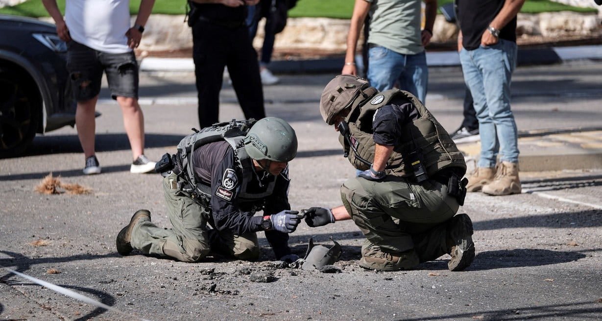 Personal de seguridad israelí revisa los restos de un cohete en Shlomi. Crédito: Fadi Amun / Reuters