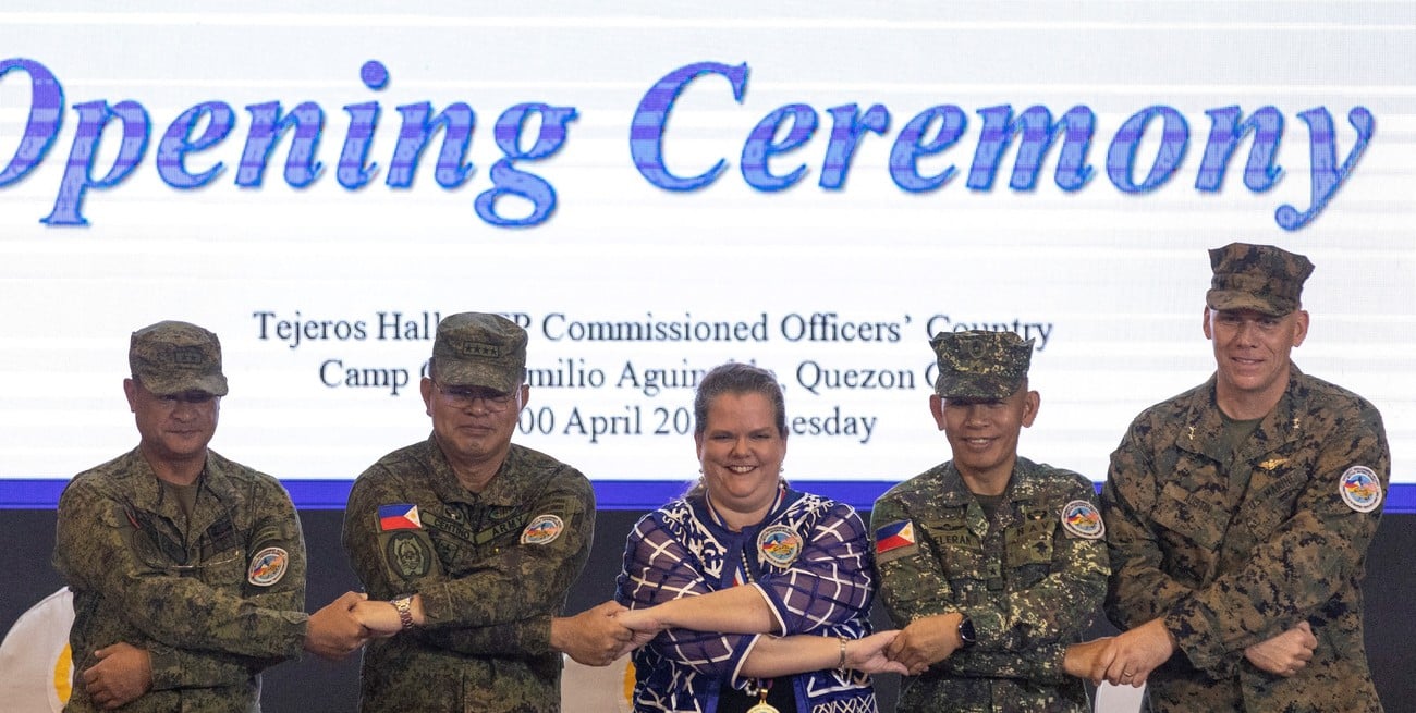 El director del ejercicio de Filipinas, el general de división Marvin Licudine, el jefe militar de Filipinas, Andrés Centino, la representante de la embajada de EE. UU., Heather Variava, el subjefe de personal militar filipino para la educación, la capacitación y el desarrollo, el general de división Noel Beleran, y el representante del director del ejercicio de EE. UU., el general de división Eric Austin. Crédito: Eloisa Lopez / Reuters