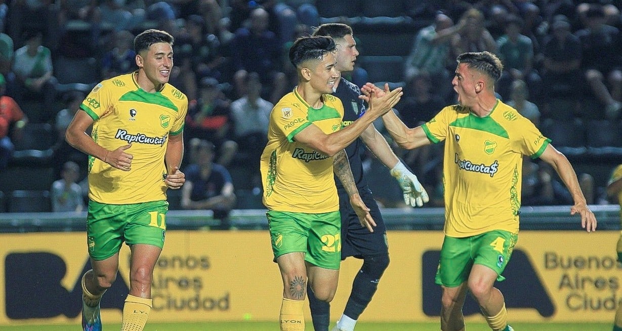 El festejo de gol de Defensa en el Florencio Sola.