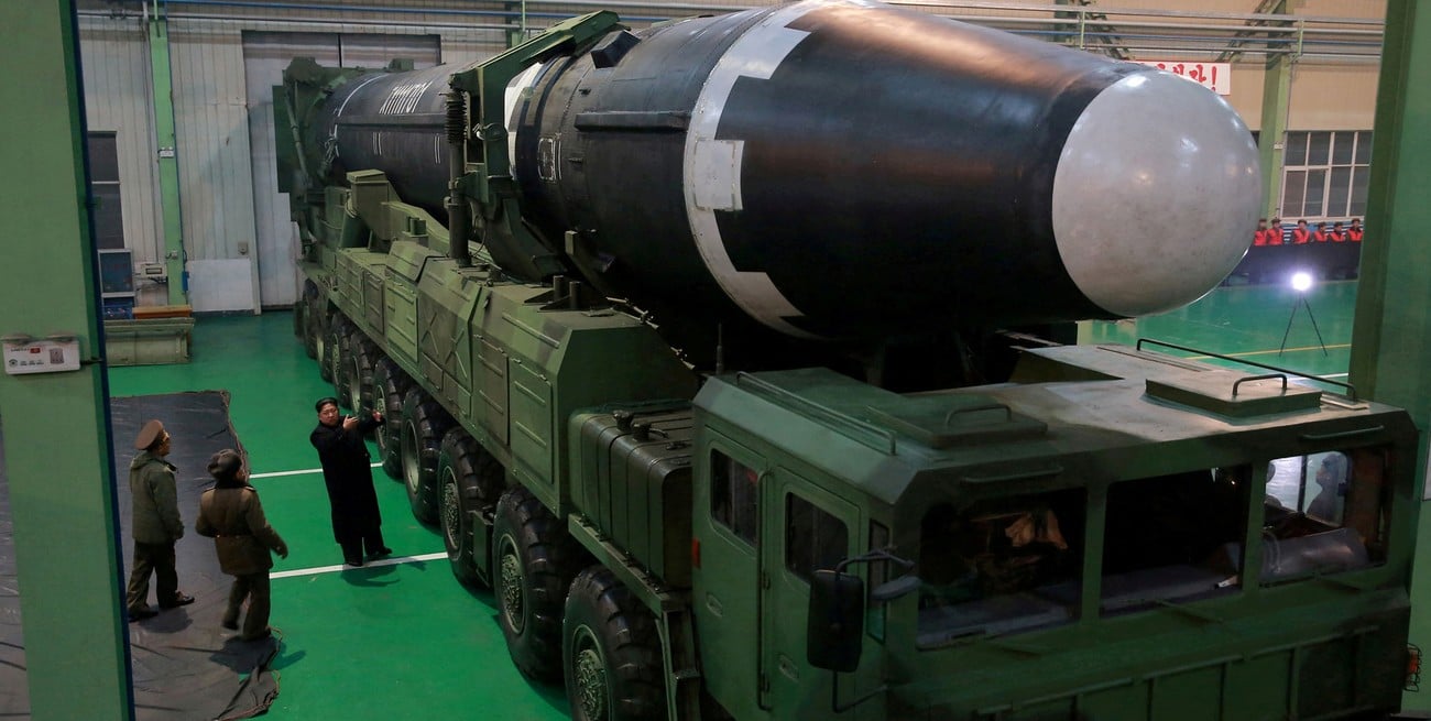 El líder supremo Kim Jong-un junto a un ICBM. Crédito: KCNA (Agencia Telegráfica Central de Corea)
