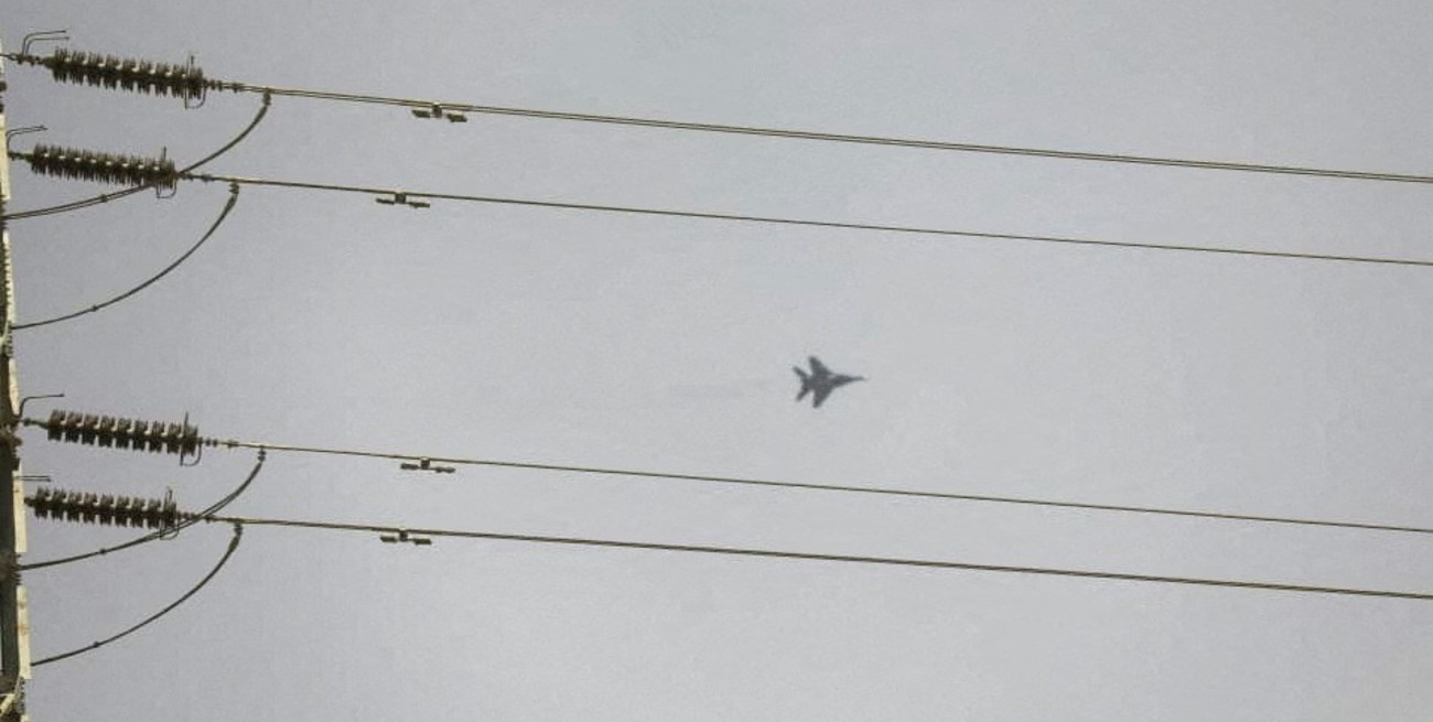 Un avión de combate sobrevuela Jartum durante los enfrentamientos. Crédito: Reuters