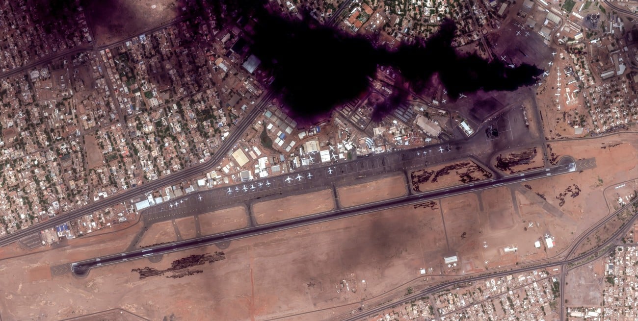 Impactante imagen satelital del humo en Jartum. Crédito: Maxar Technologies