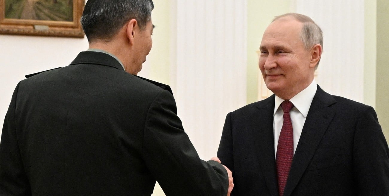 Putin estrechando manos con Li Shangfu. Crédito: Sputnik/Pavel Bednyako