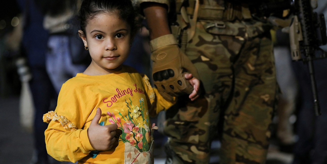 Una niña observa cómo los ciudadanos jordanos y otros ciudadanos que fueron evacuados de Sudán llegan al Aeropuerto Militar de Marka. Crédito: Alaa Al Sukhni / Reuters