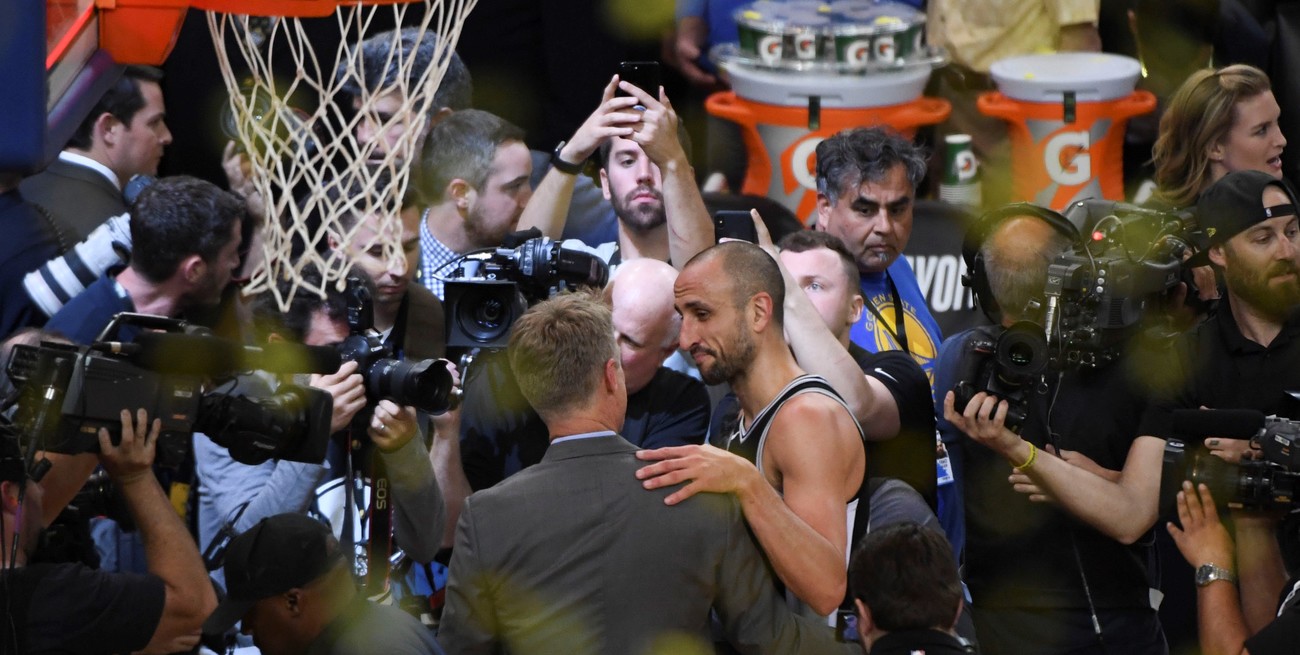 El saludo de Steve Kerr tras su salida de la cancha. Crédito: Kyle Terada-USA TODAY Sports