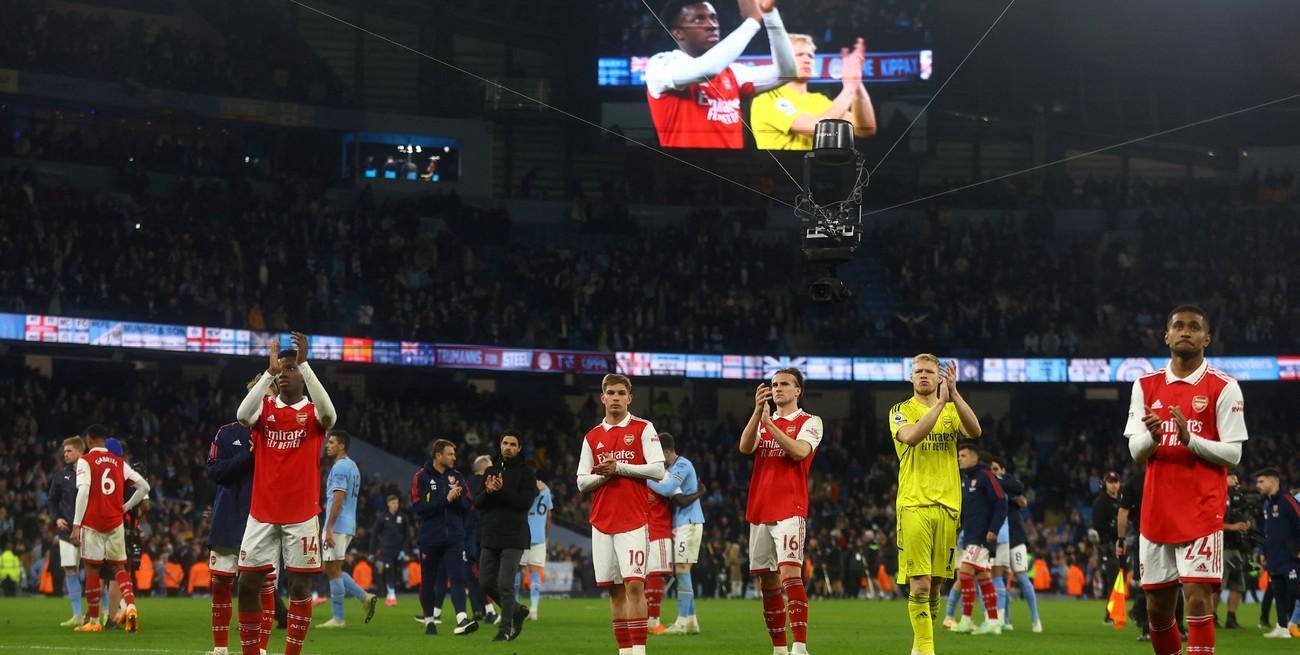 Arsenal fue goleado por Manchester City y se complicó en la lucha por la Premier. Crédito: Lee Smith / Reuters