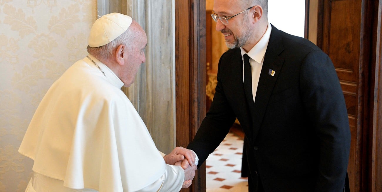 El papa Francisco junto a Denys Shmyhal, primer ministro de Ucrania. Crédito: Prensa Vaticano