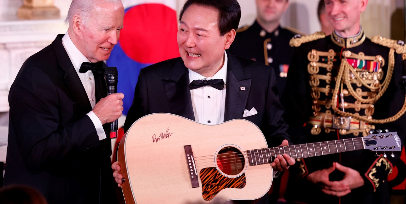 Distendida cena entre ambos mandatarios con cantos y guitarra de por medio. Crédito: Evelyn Hockstein / Reuters