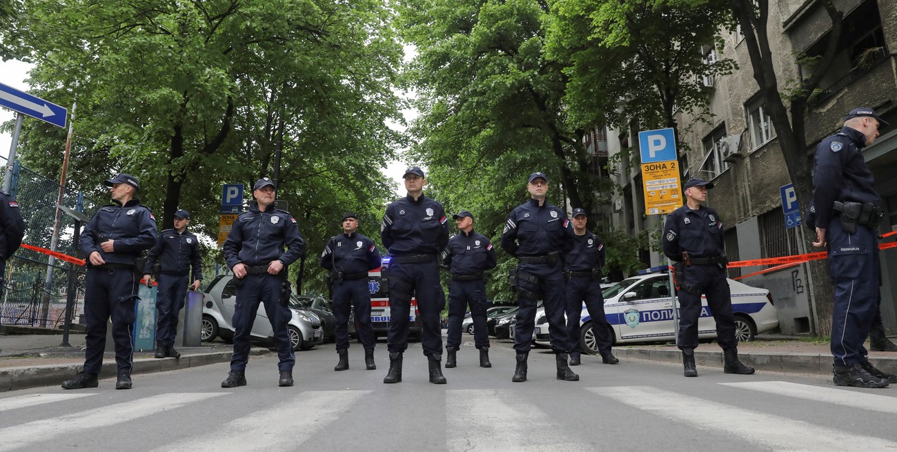 Personal policial tras el tiroteo. Crédito: Djordje Kojadinovic / Reuters