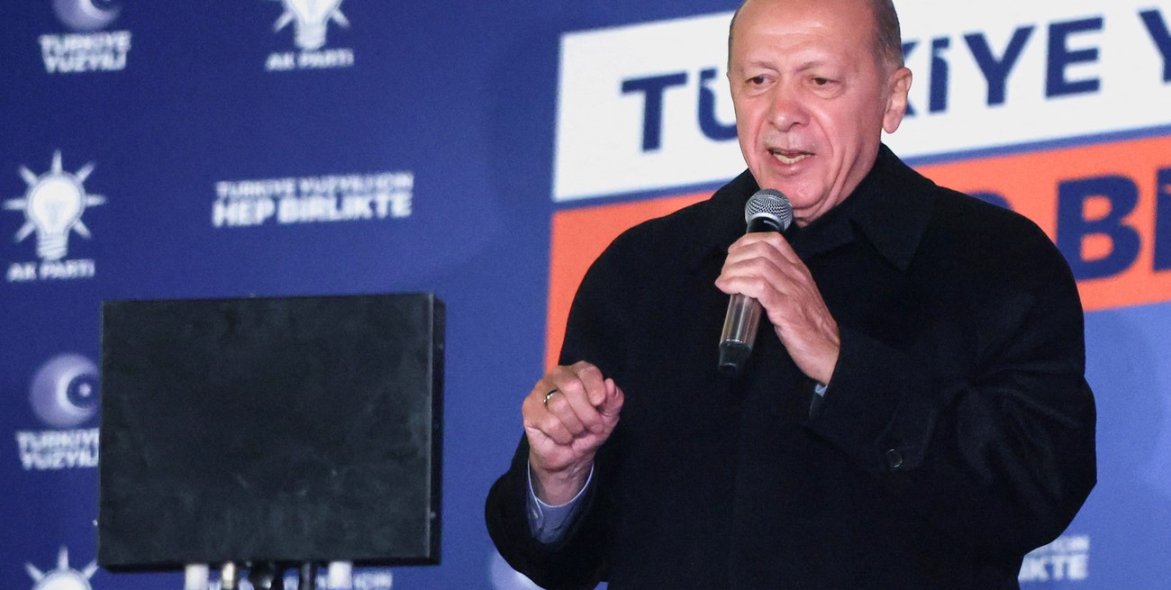 Turkish President Tayyip Erdogan speaks at the AK Party headquarters in Ankara, Turkey May 15, 2023. REUTERS/Umit Bektas