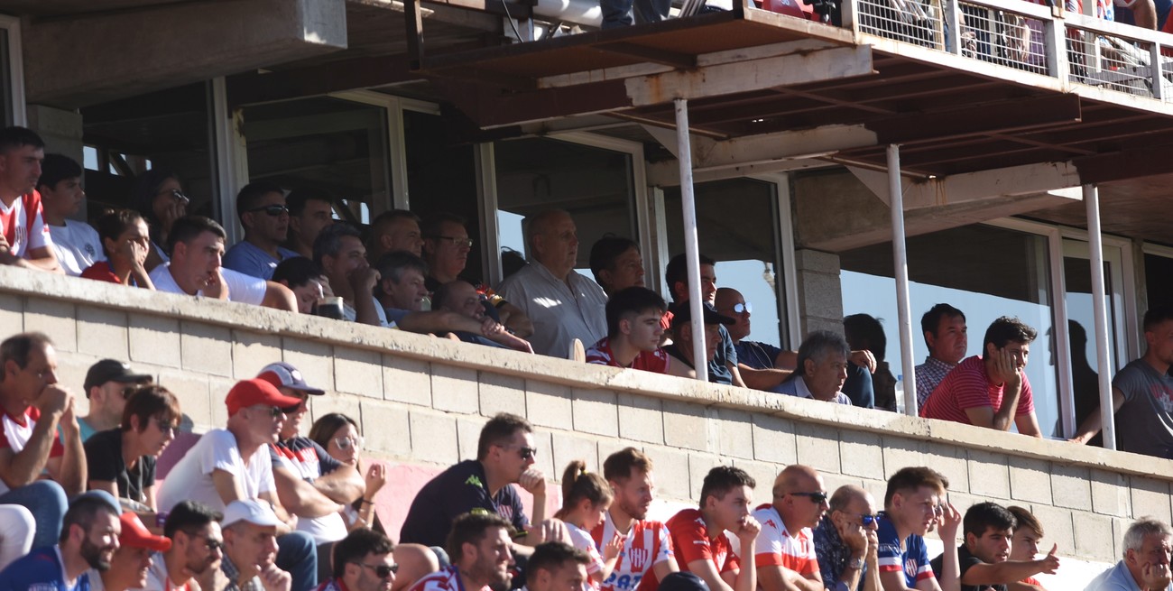 Spahn, observando el partido dentro del 15 de Abril. Crédito: Manuel Fabatía