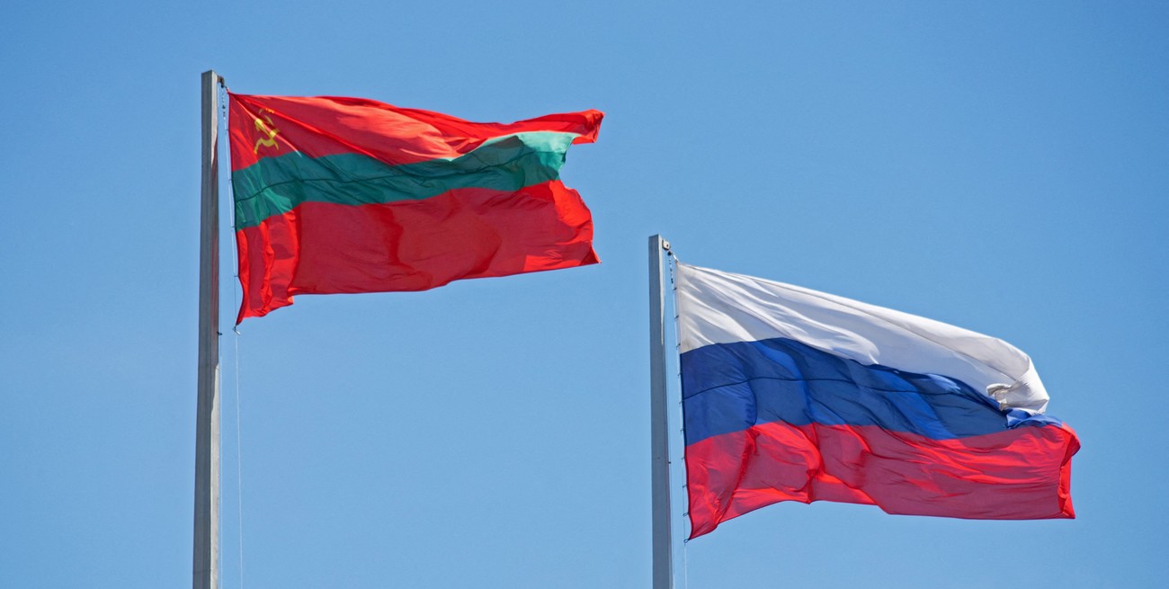 Banderas de Transnistria y Rusia. Crédito: Vladislav Bachev / Reuters
