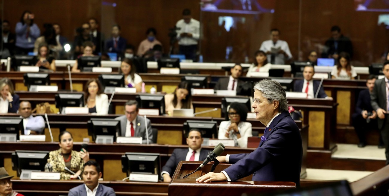 Guillermo Lasso presentando sus alegatos de defensa durante su juicio político en el pleno de la Asamblea Nacional. Crédito: Xinhua/Asamblea Nacional de Ecuador