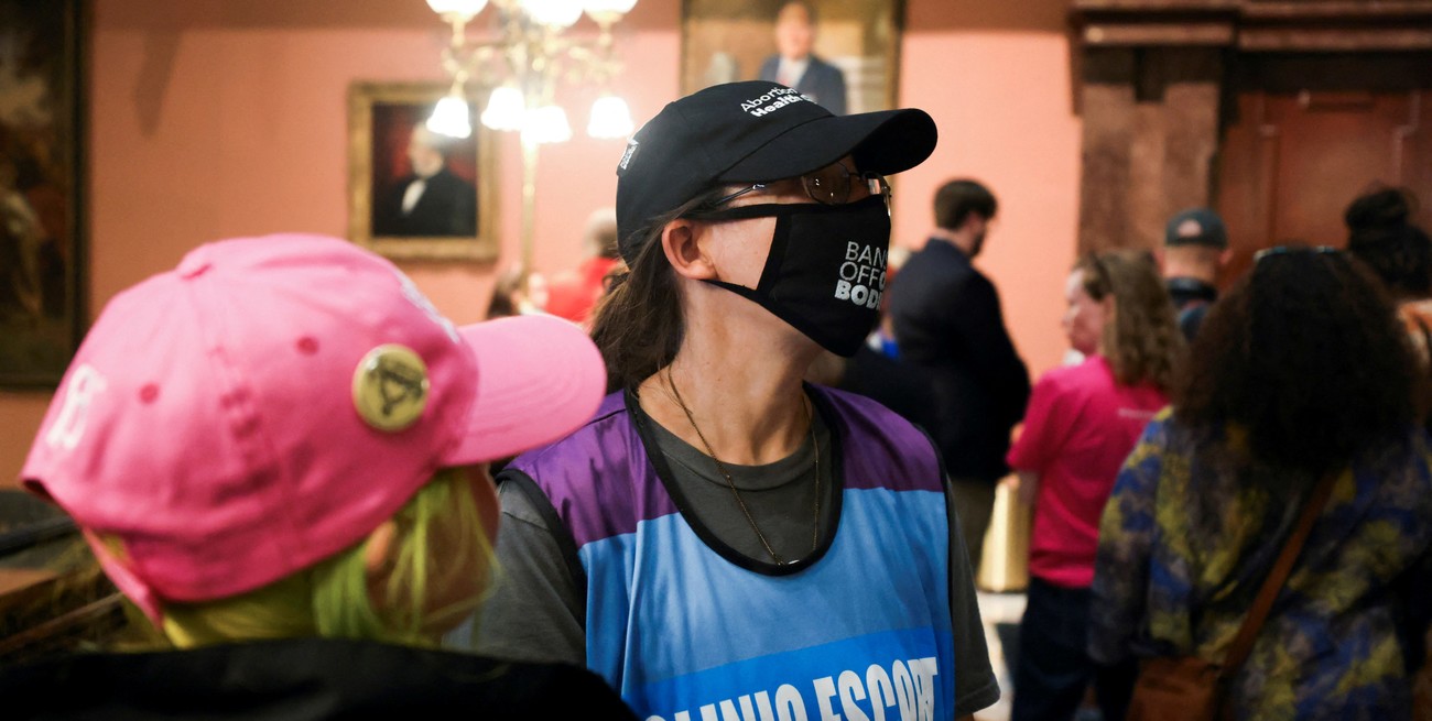 Los manifestantes se reúnen dentro de la Cámara de Representantes de Carolina del Sur mientras los miembros debaten una nueva prohibición casi total del aborto. Crédito: Sam Wolfe / Reuters