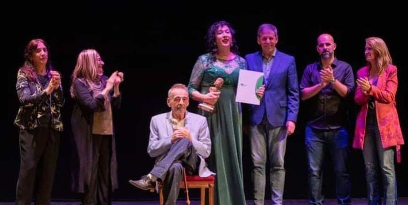 En la foto, Shéndell es galardonada el premio Máscara 2022, junto al crítico teatral y ex periodista de El Litoral, Roberto Schneider, y el intendente Emilio Jatón.