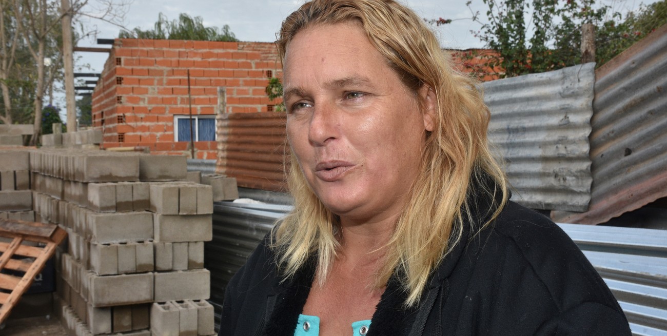 "La bloquera comenzó con la idea de poder construir nuestro propio espacio, los adolescentes se acercaron y así empezaron su primer trabajo", recordó Vanesa Tapón, referente de Apache FC. Crédito: Flavio Raina