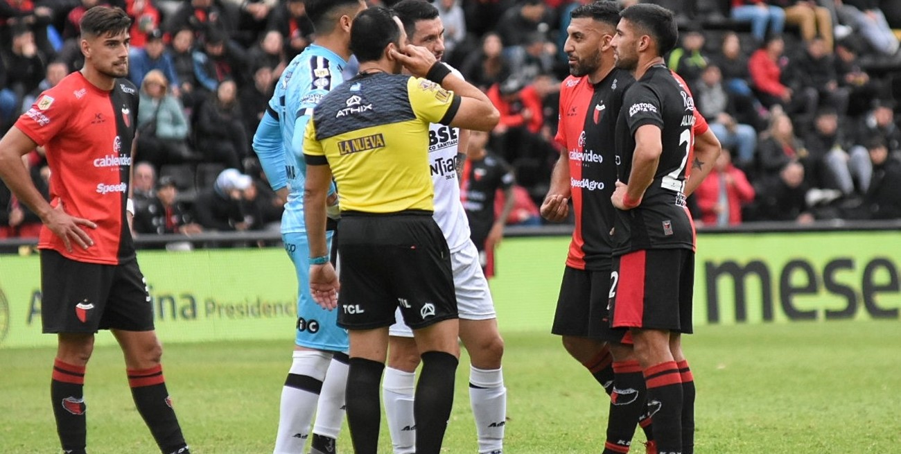 El árbitro Espinoza estuvo nuevamente en el ojo de la tormenta. Crédito: El Litoral