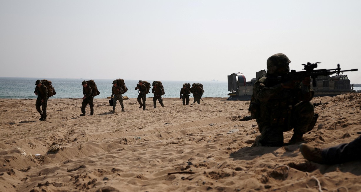 Los infantes de marina de Estados Unidos y Corea del Sur participan en un simulacro de desembarco anfibio llamado ejercicio 'Ssangyong', en Pohang, Corea del Sur. Crédito: Kim Hong-Ji / Reuters