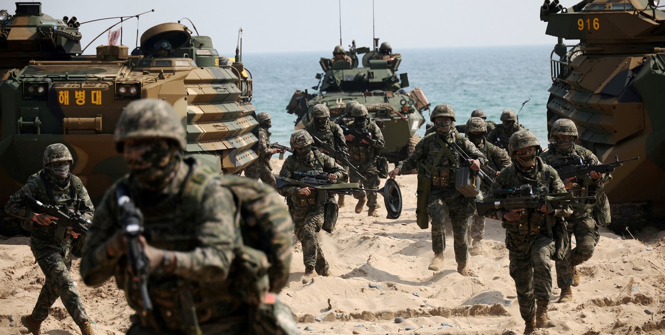 Los infantes de marina de Estados Unidos y Corea del Sur participan en un simulacro de desembarco anfibio llamado ejercicio 'Ssangyong', en Pohang, Corea del Sur. Crédito: Kim Hong-Ji / Reuters