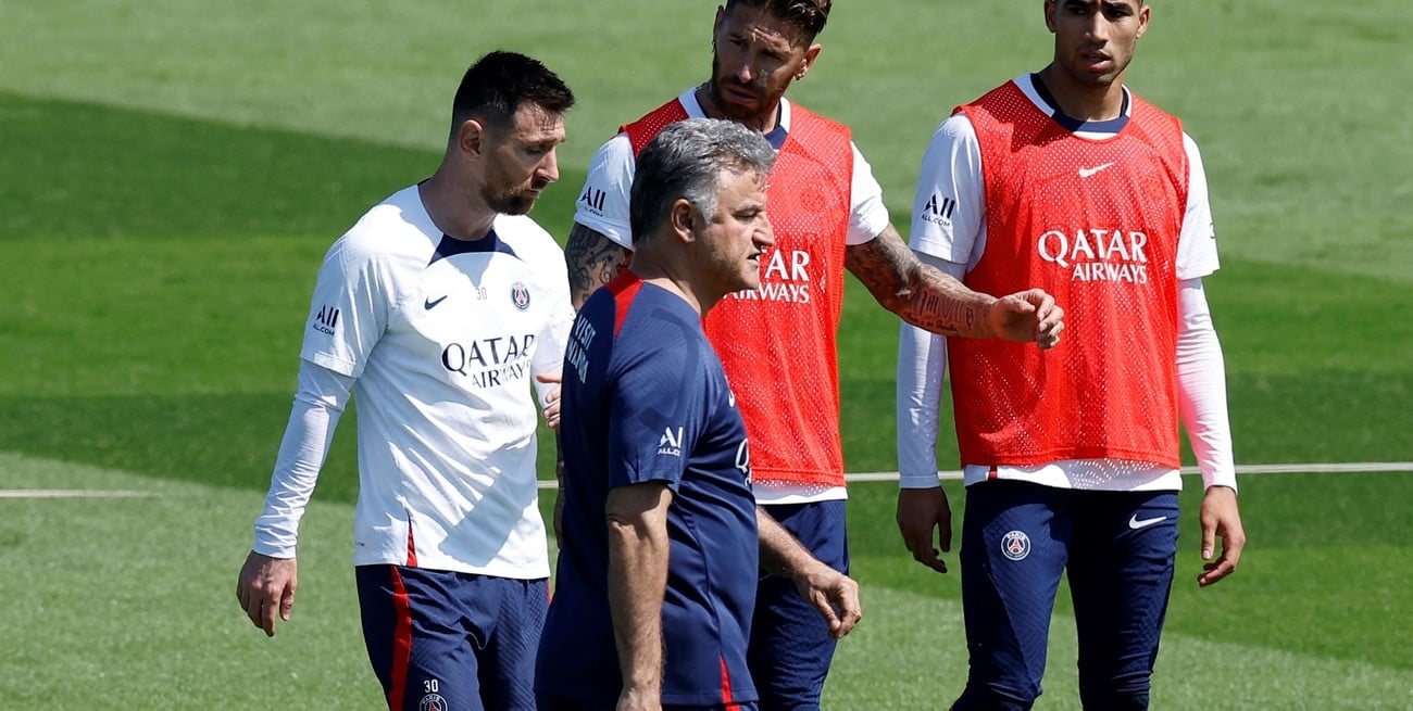Christophe Galtier junto a Lionel este jueves en el entrenamiento. Crédito: Christian Hartmann / Reuters