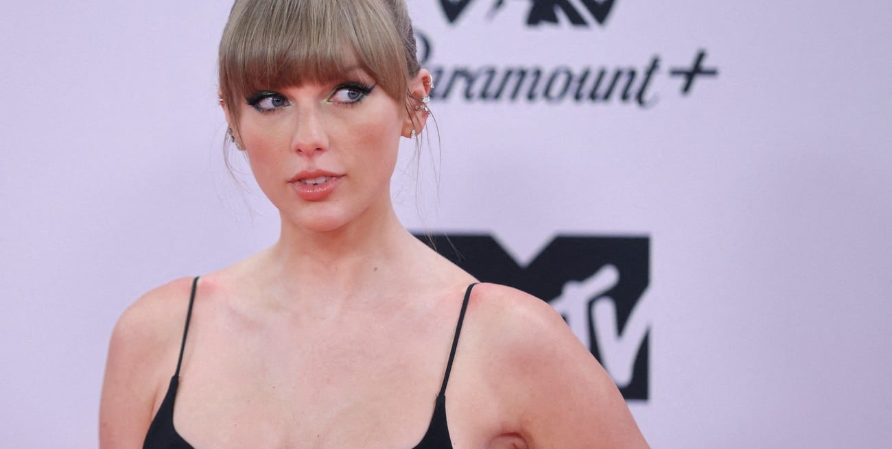FILE PHOTO: Taylor Swift poses on the red carpet for the 2022 MTV Europe Music Awards (EMAs) at the PSD Bank Dome in Duesseldorf, Germany, November 13, 2022. REUTERS/Thilo Schmuelgen/File Photo