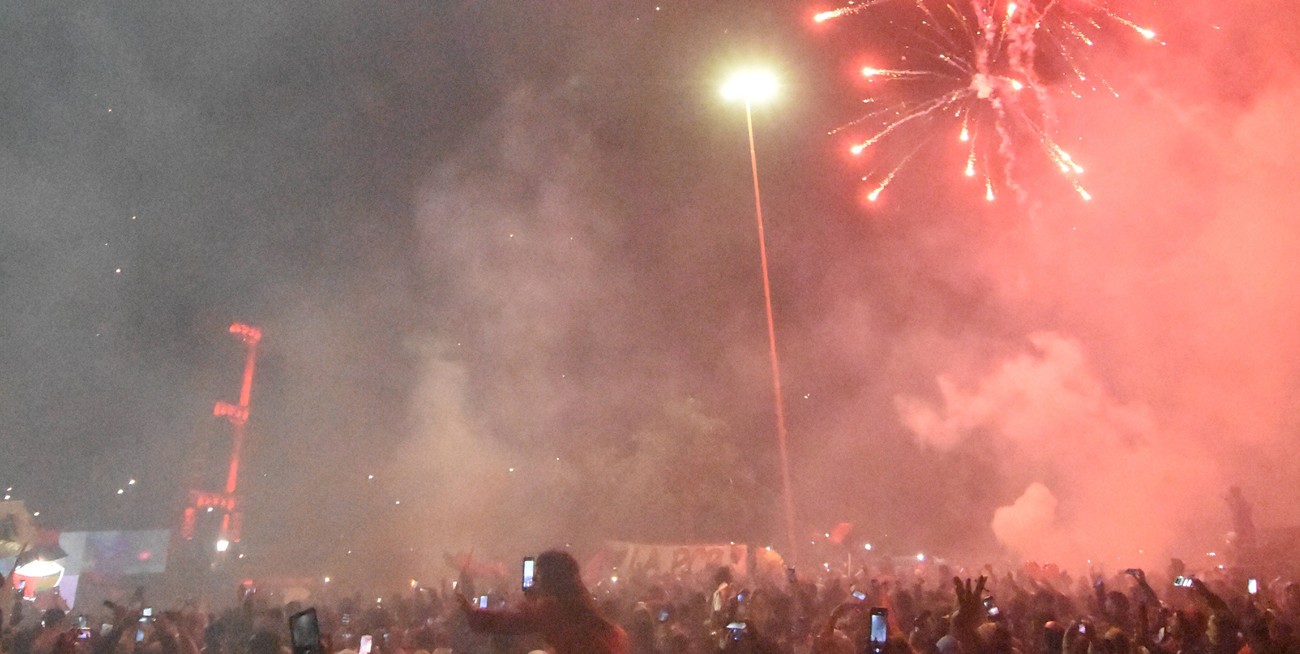 Los fuegos artificiales le dieron sonido y color a la noche santafesina. Créditos: Manuel Fabatía