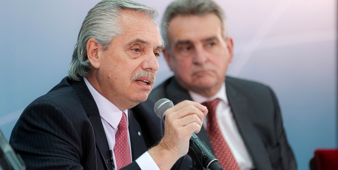 Alberto Fernández junto a Agustín Rossi, a quien viene apañando.
